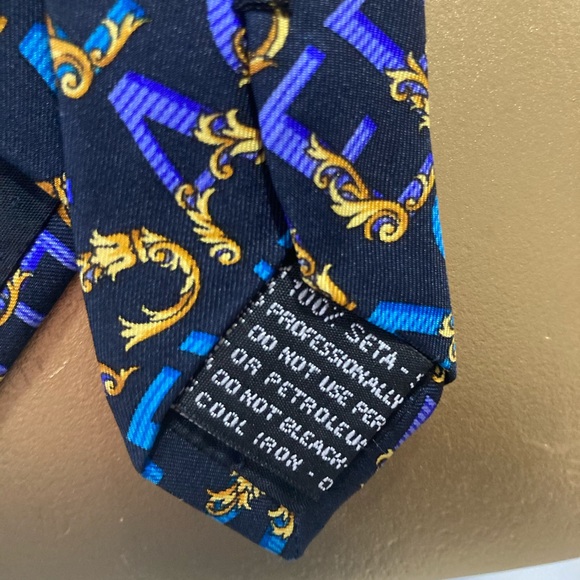 GIANNI VERSACE 100% Italian Silk Tie. NTW. VERSACE ♥️ - Picture 5 of 6